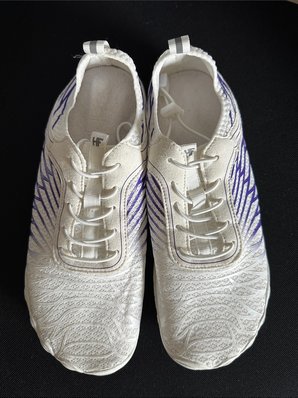 Hike Footwear Lorax Pro, White Slip-On Sneakers with Purple Wing Graphics